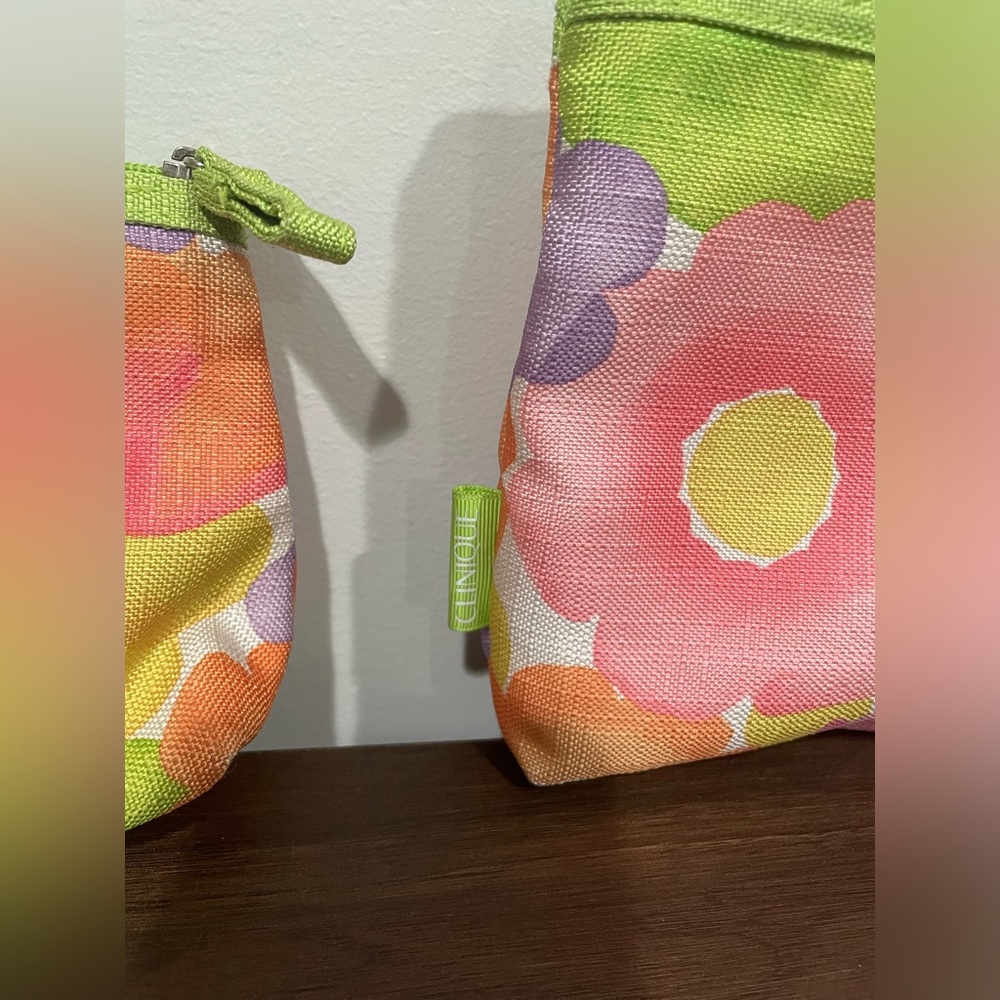 {Clinique} Pair of 2 floral cosmetic bags - Picture 6 of 6
